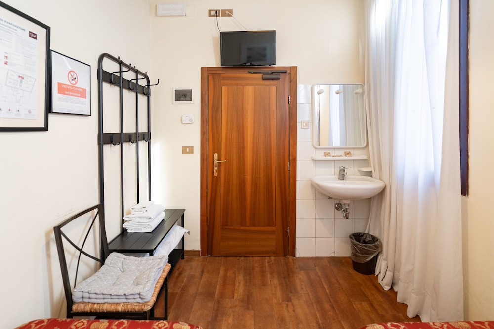 Economy Twin Room, 2 Twin Beds, Shared Bathroom photo 3