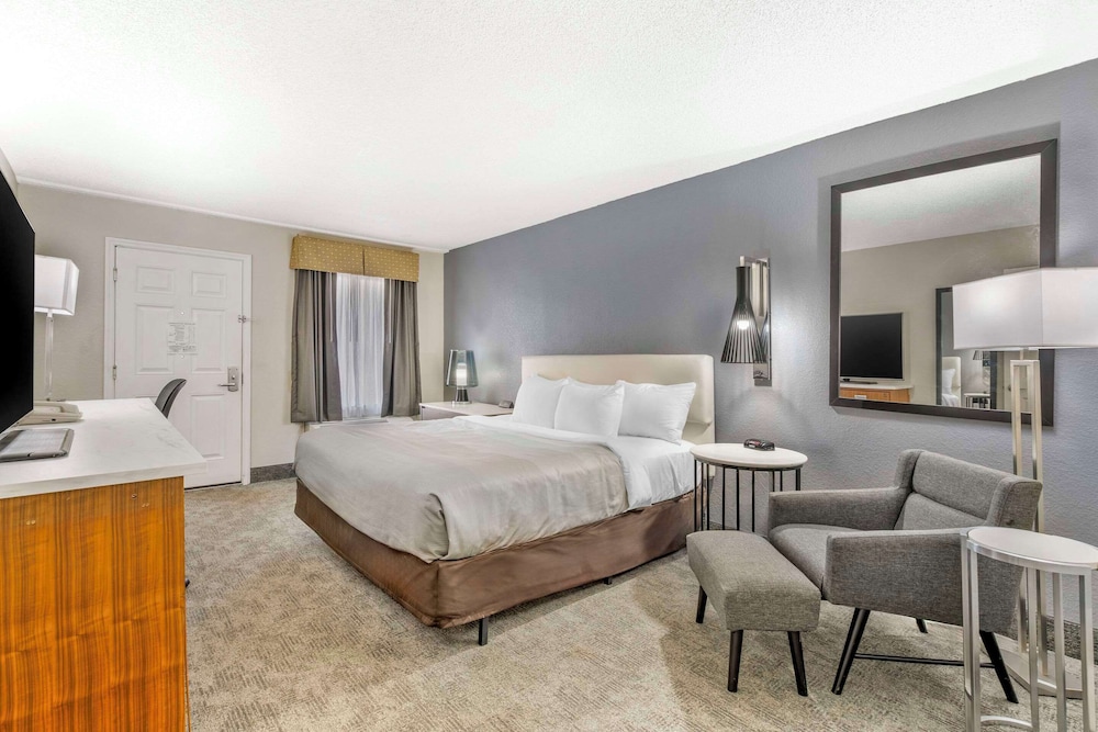 Standard Room, 1 King Bed, Non Smoking - Photo 2