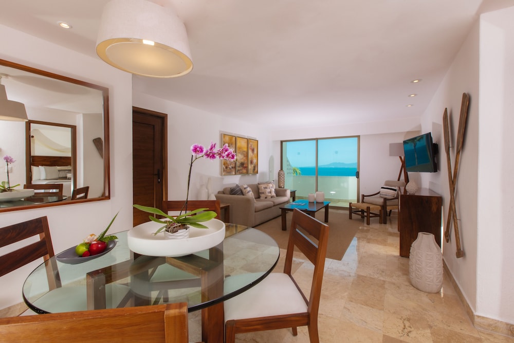 Spa Oceanfront Suite With Jacuzzi