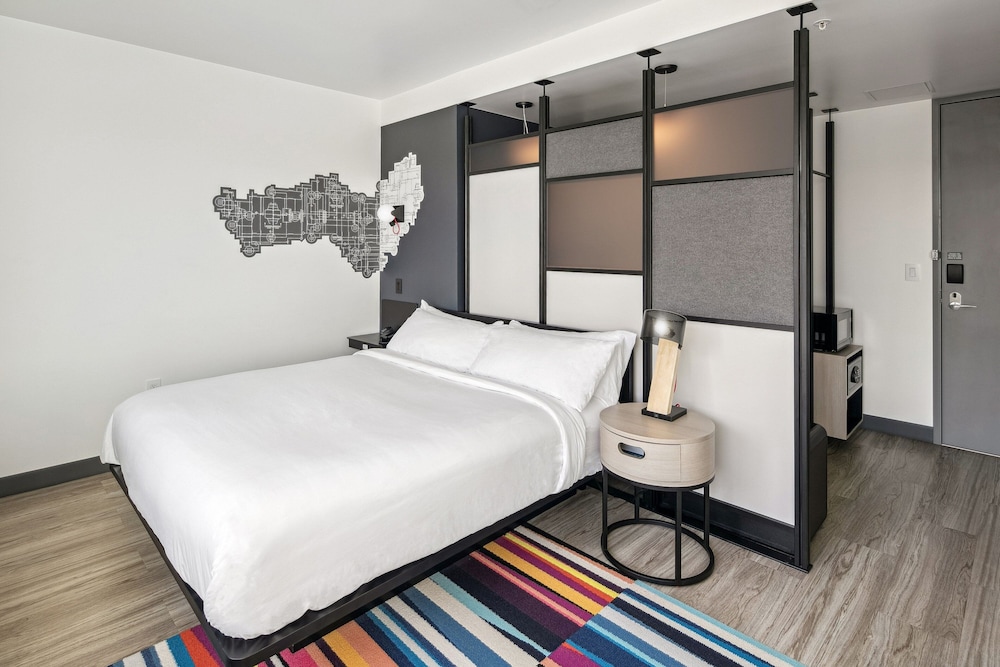 Room, 1 King Bed (Mobility Accessible, Roll-In Shower) photo 3