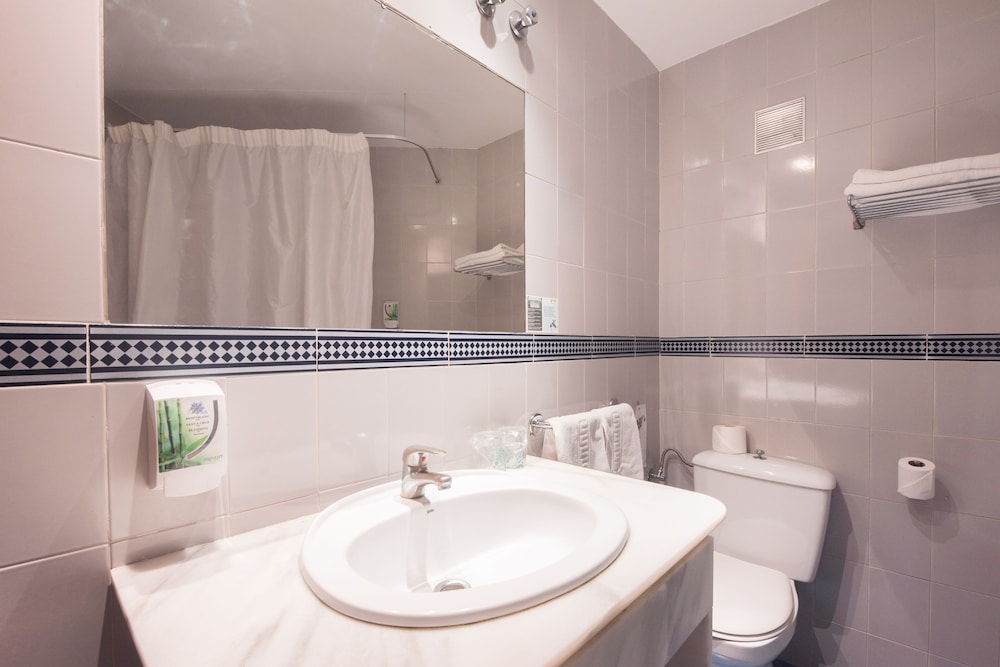 Quadruple Room (2 Adults + 2 Children) photo 2