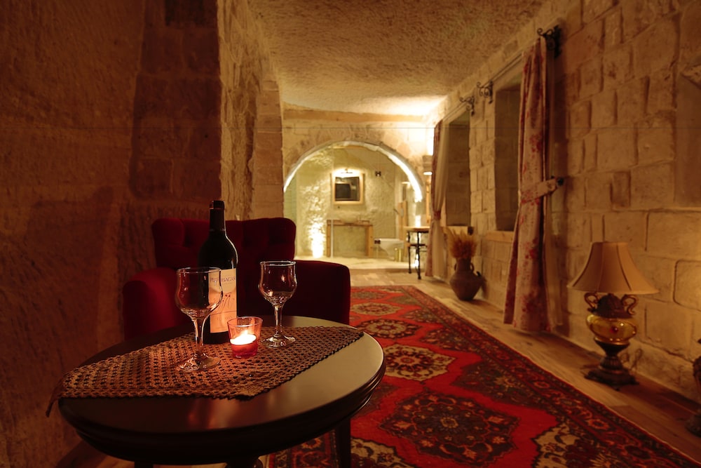 Deluxe Cave Room photo 3