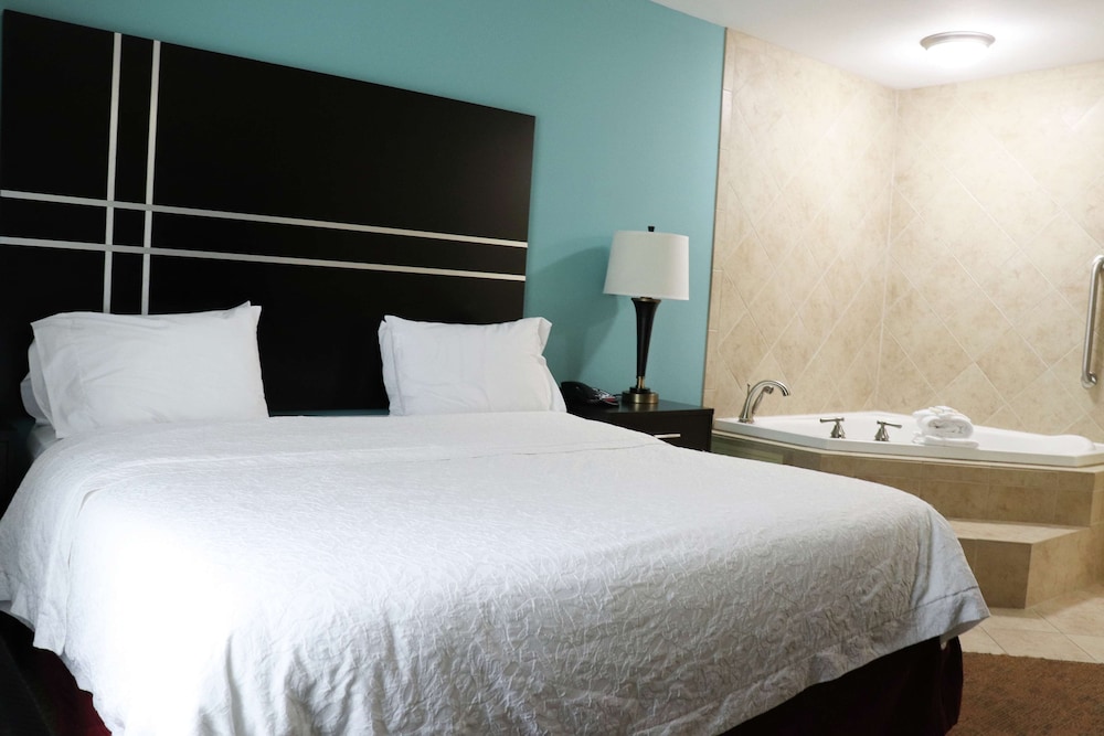 Queen Room with Two Queen Beds - Hearing Access thumbnail 5