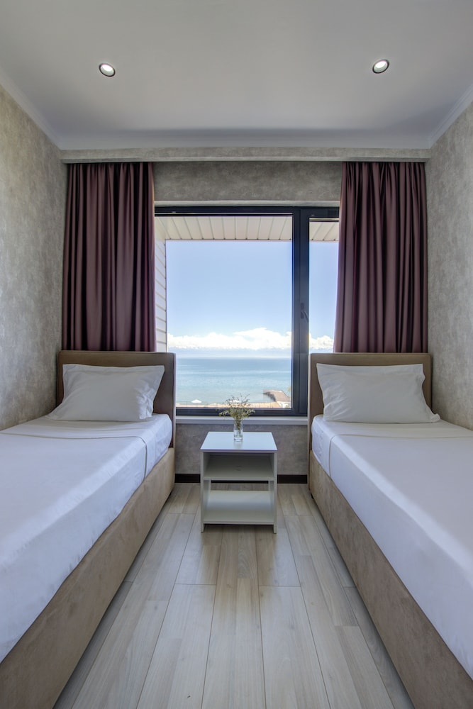 Deluxe Quadruple Room, Lake View