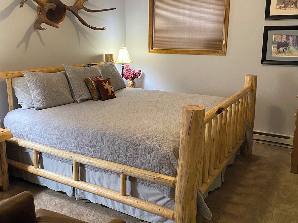 Superior Room, 1 King Bed photo 1