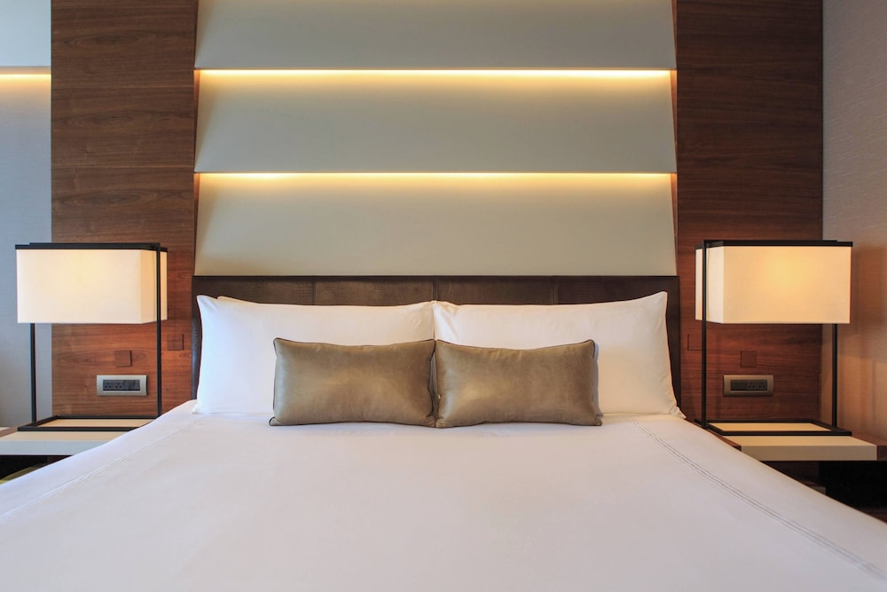 Premium Room, 1 King Bed photo 3