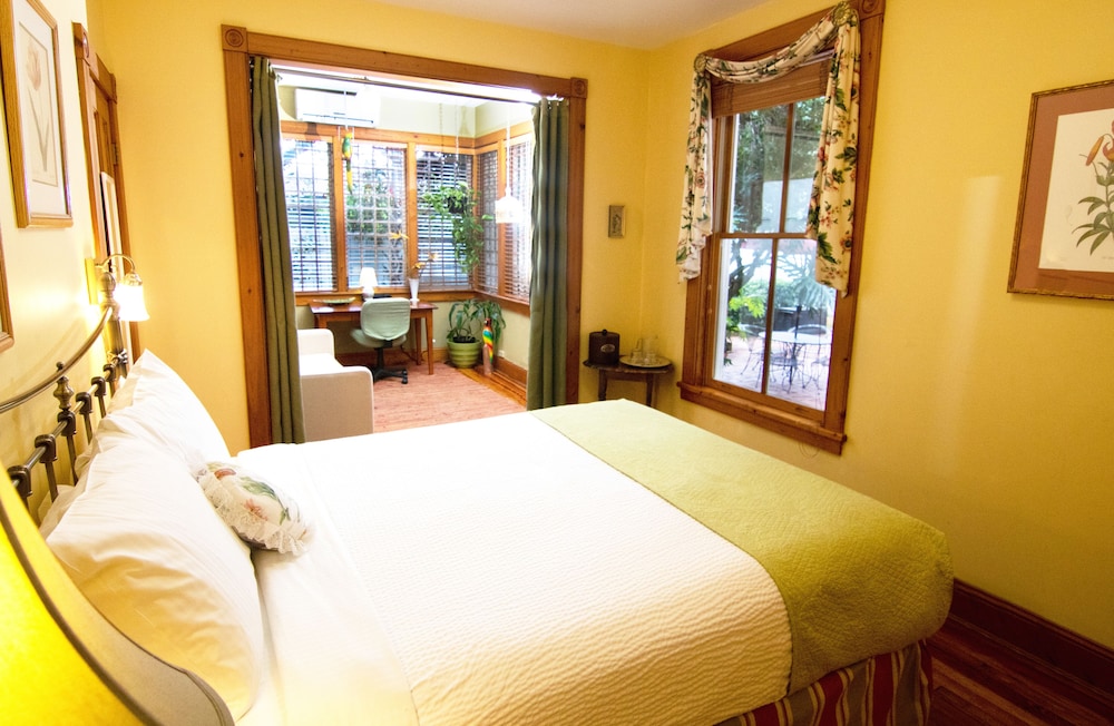 Piccadilly Suite (1st Floor Cushman-Colson House) Not Pet Friendly