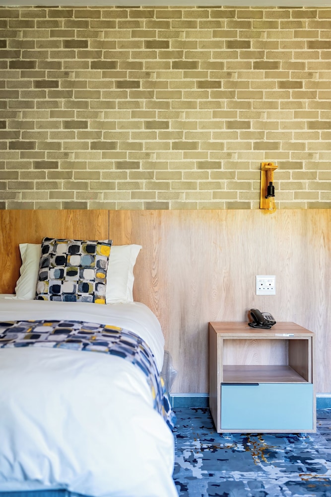 Standard Double or Twin Room - Photo 8