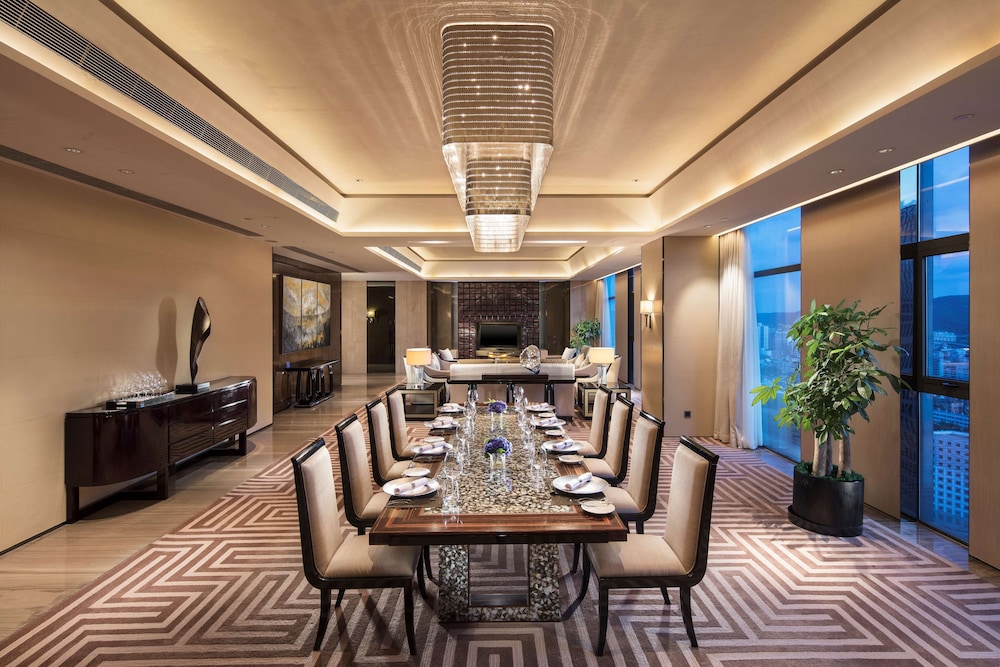 Presidential Suite, Club Lounge Access