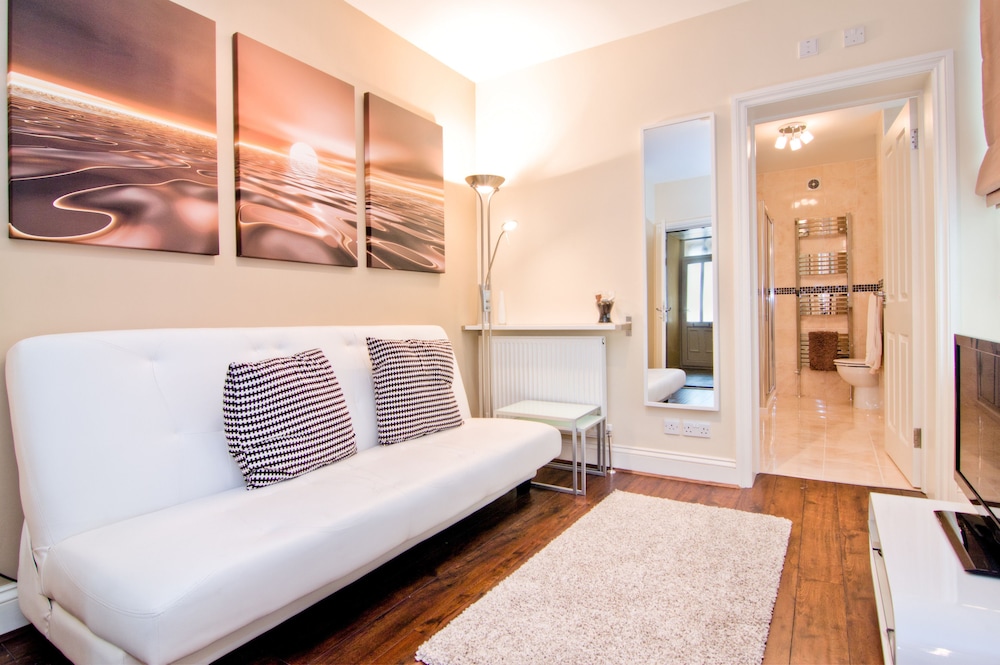 Deluxe One Bedroom Apartment photo 2