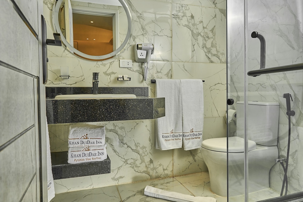 Queen Suite Jacuzzi Pyramid View - Photo 3