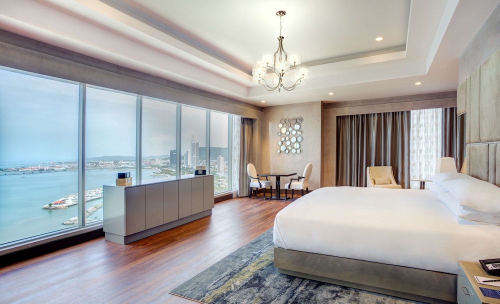 Superior King Room with Partial Ocean View