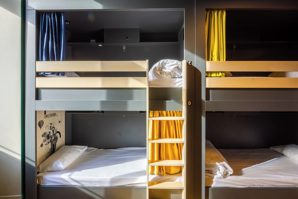 Room of 6 beds with private bathroom photo 1