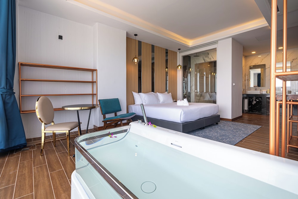 Premium Family Suite - Photo 22