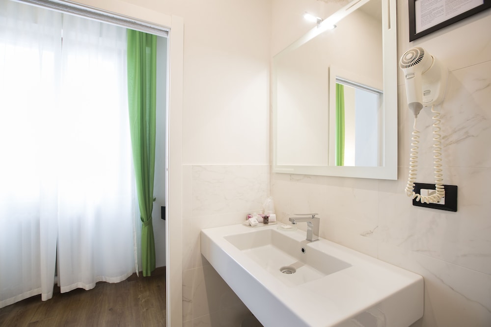 Superior Double or Twin Room - Photo 16