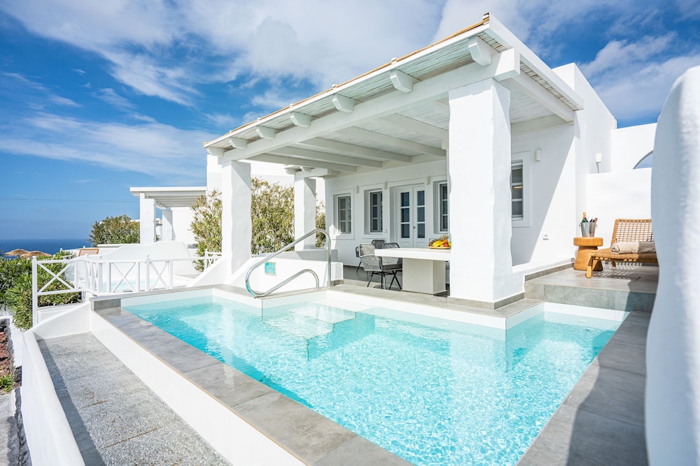 TURQUOISE: 3 Bedroom Sunset & Sea View Villa with Private Pool & Hot Tub