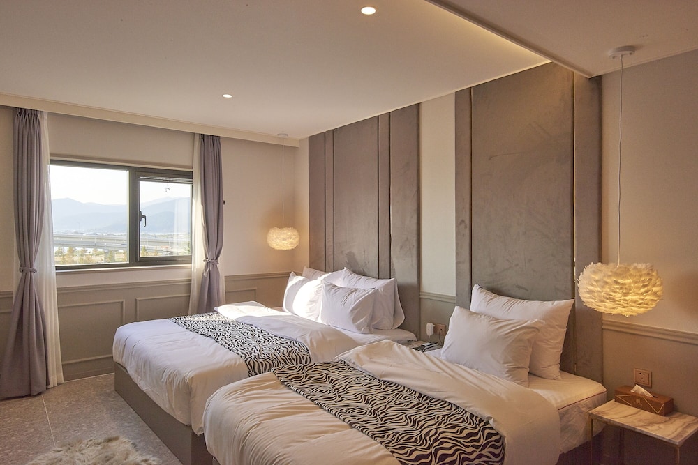 Family Twin Room - Photo 3