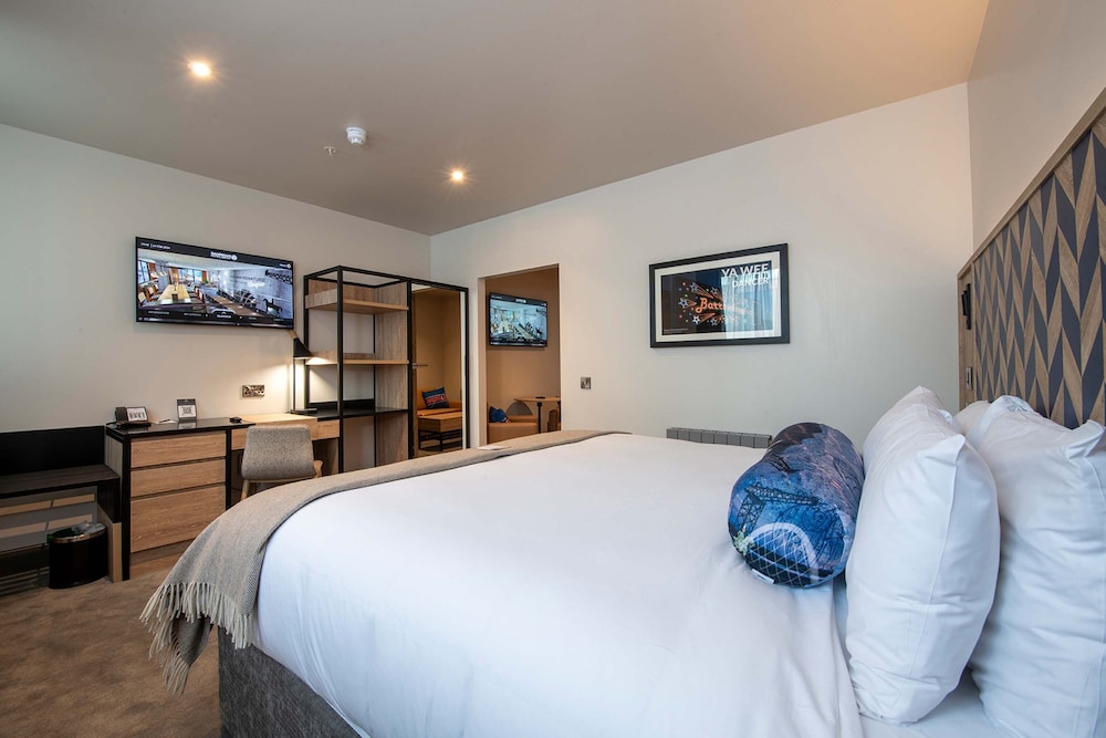 Executive Suite, 1 King Bed, Sofa Bed, Kitchenette - Photo 11