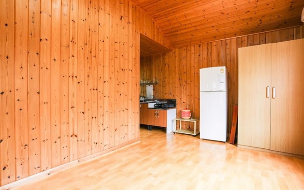 Room (No 3) photo 3
