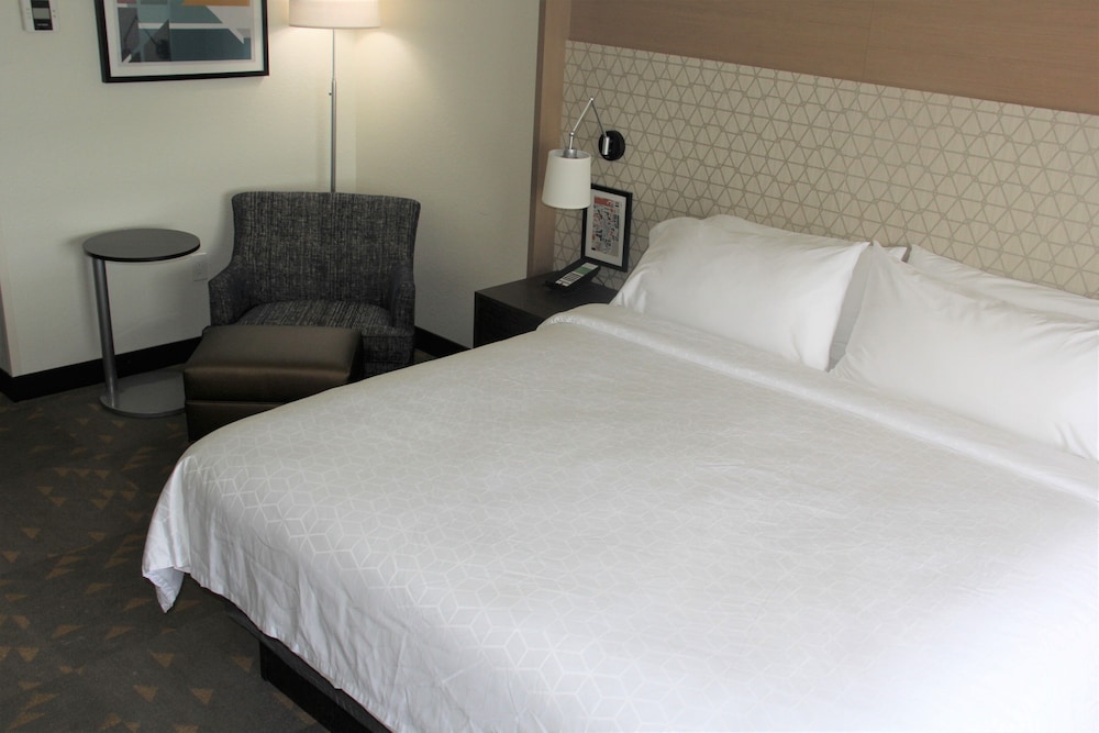 Standard Room, 1 King Bed (Walk-In Shower) - Photo 5