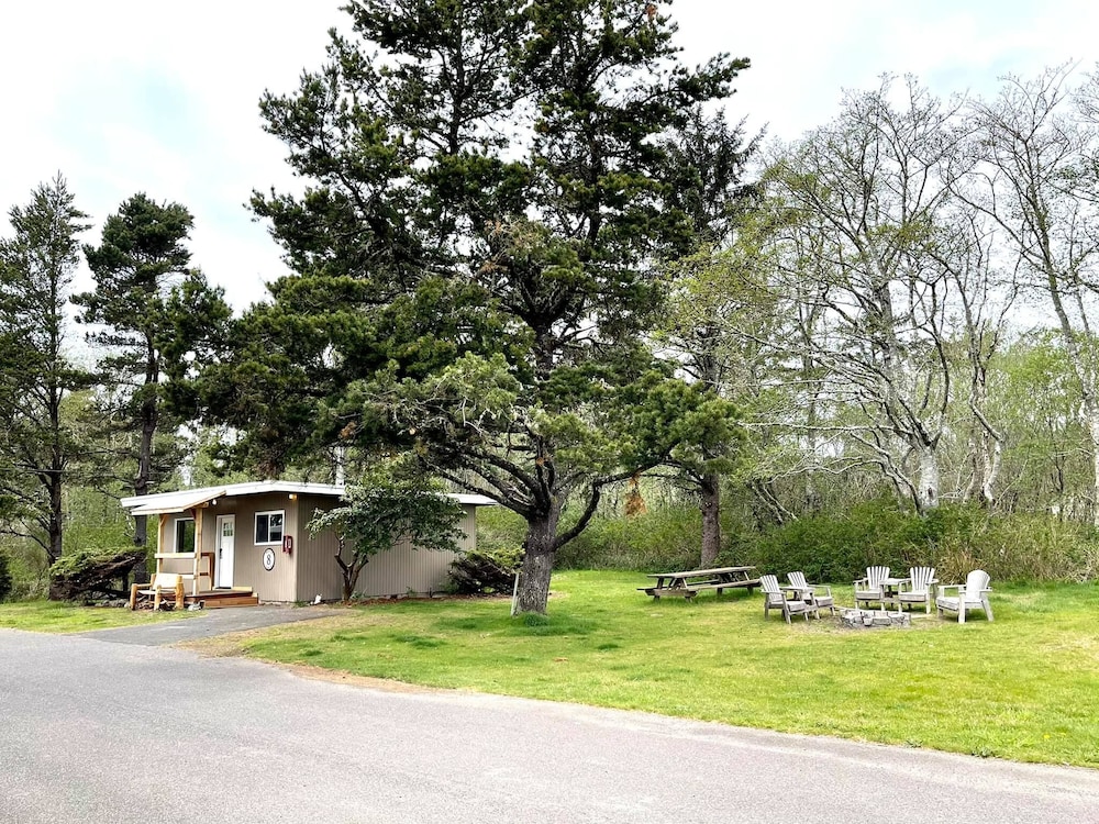 Family Cabin, 2 Bedrooms (Pet and Child Friendly) photo 2