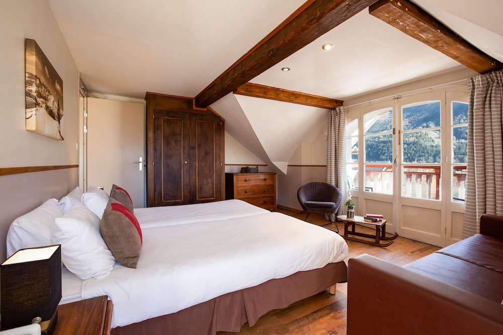 Classic Room, 1 Queen Bed, Balcony, Mountain View