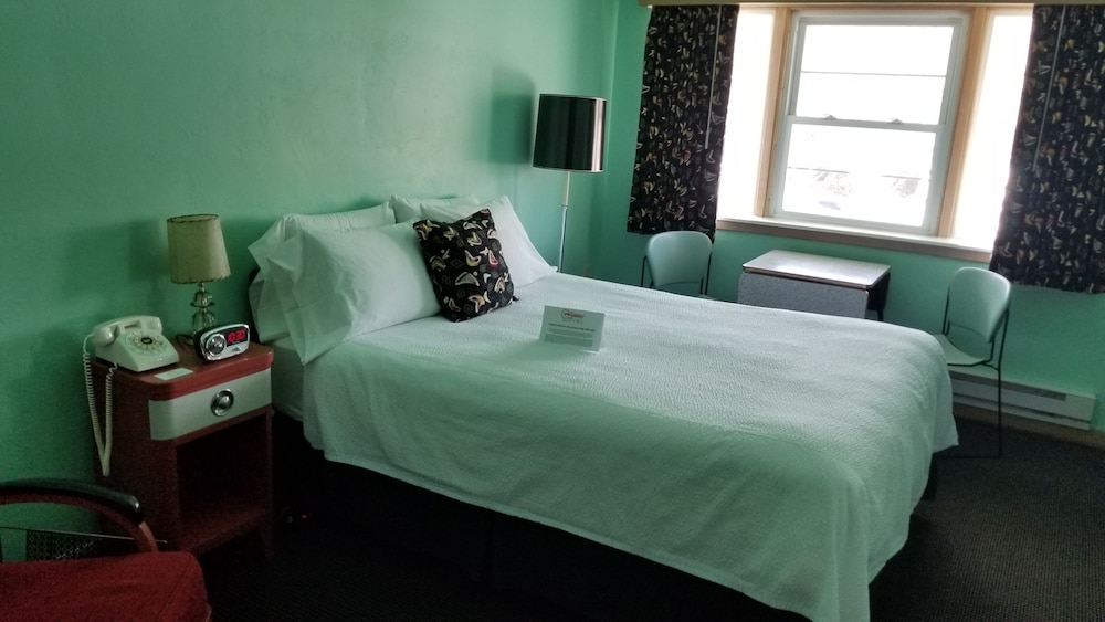Deluxe Room, 1 Queen Bed (Second Floor)