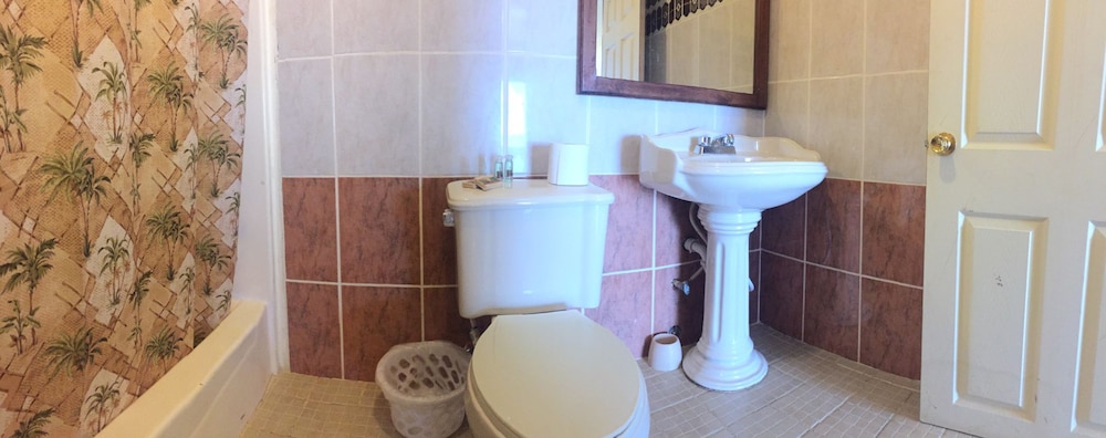 Double Room, 2 Double Beds, Ensuite, Beach View photo 3
