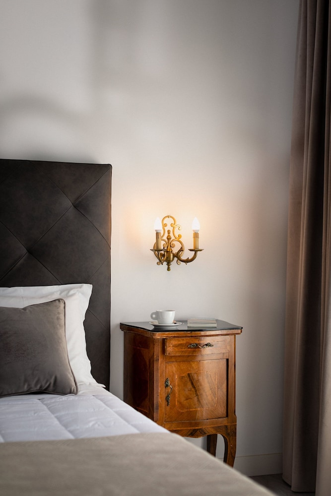 Deluxe Room - Photo 13