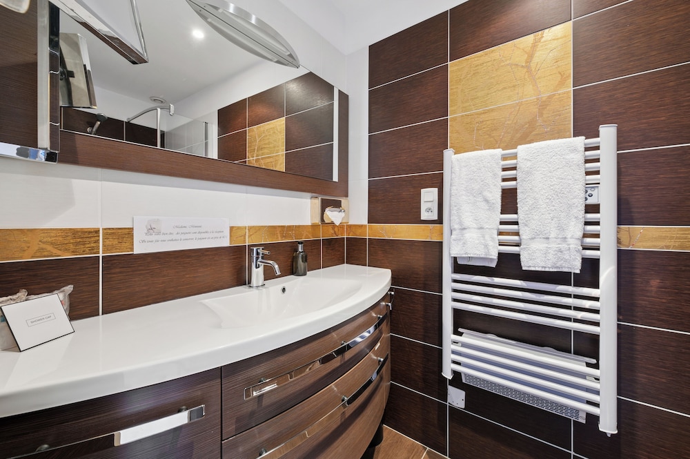 Classic Twin Room - Photo 12