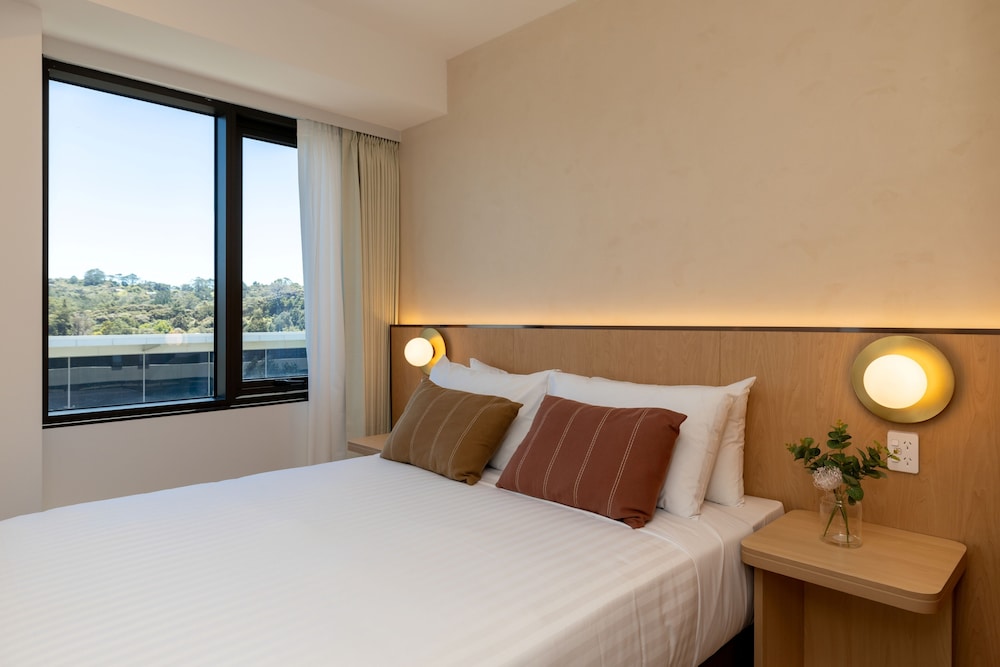 Available room thumbnail 6