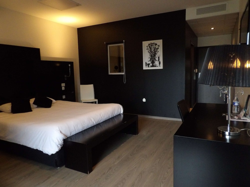 Superior Room, 1 King Bed, Non Smoking (With Sofabed) photo 3
