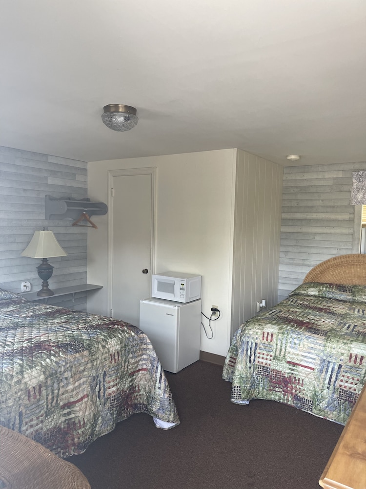 Double Room (1 Queen & 1 Double)