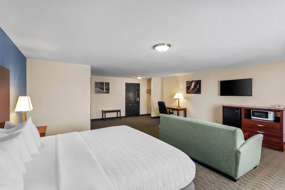 Suite, 1 King Bed with Sofa bed, Non Smoking - Photo 3
