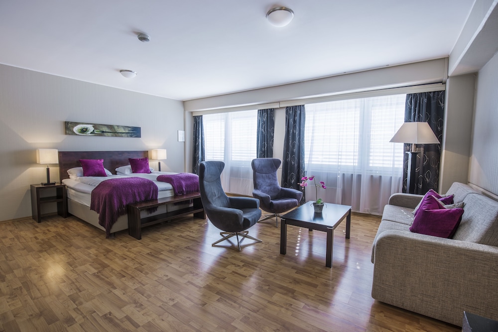 Suite, 1 King Bed, Non Smoking - Photo 3