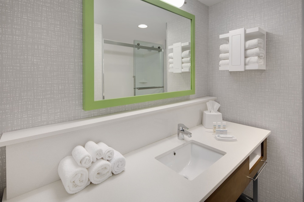 Room, 1 King Bed, Accessible, Bathtub - Photo 5