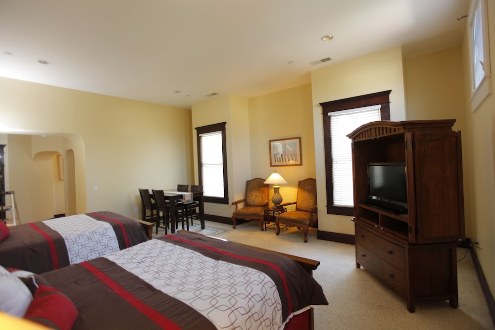 Suite, 2 Queen Beds - Photo 2