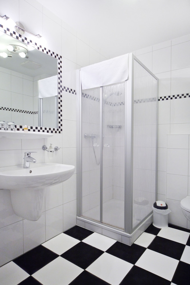 Standard Double Room - Photo 16