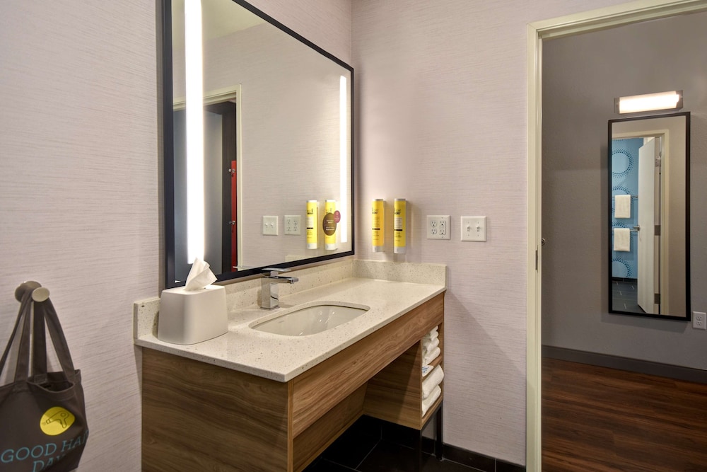 Room, 2 Queen Beds, Accessible, Bathtub - Photo 5