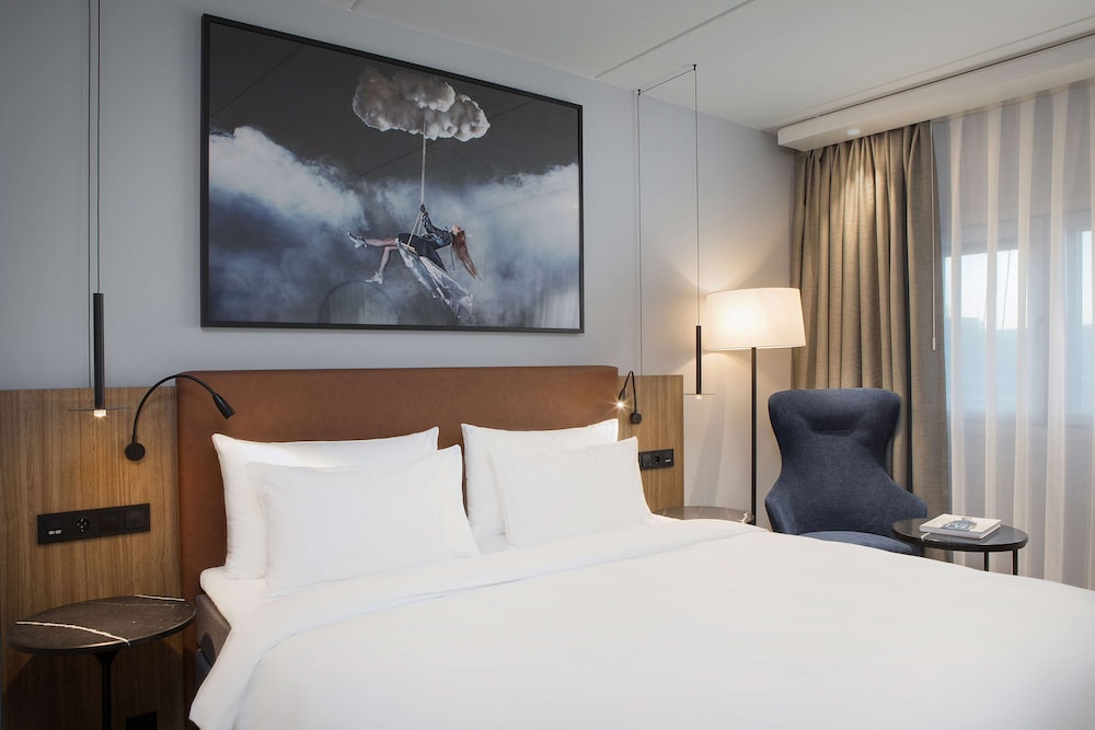 Superior Room (Airport View) - Photo 2