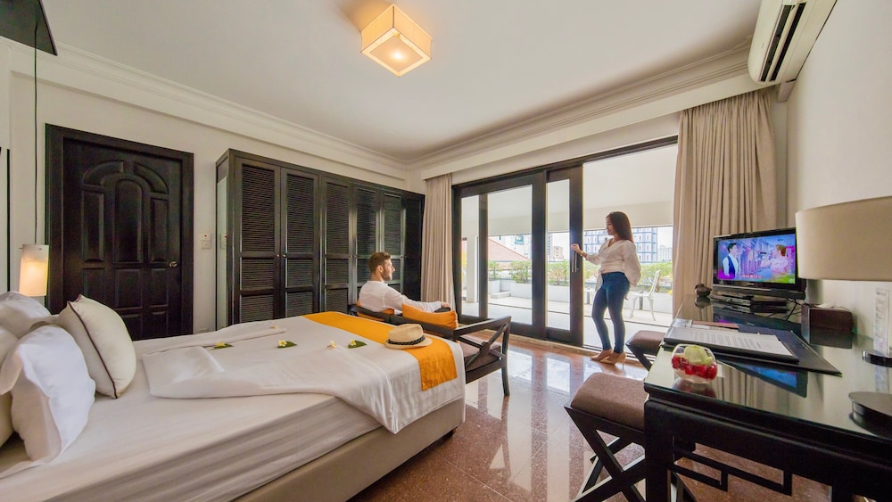 Deluxe Room, 1 Queen Bed photo 3