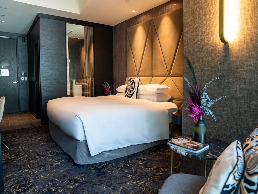 1 King Bed (Collection Accessible)