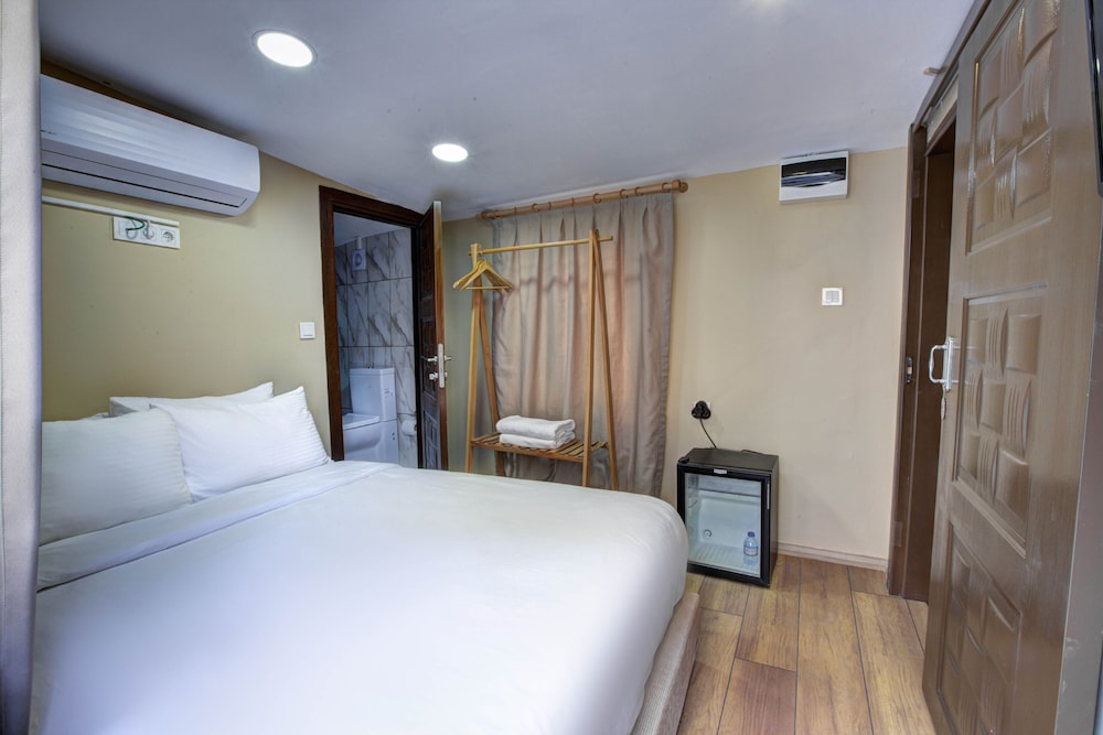 Standard Room, 1 Queen Bed, Terrace, City View photo 1