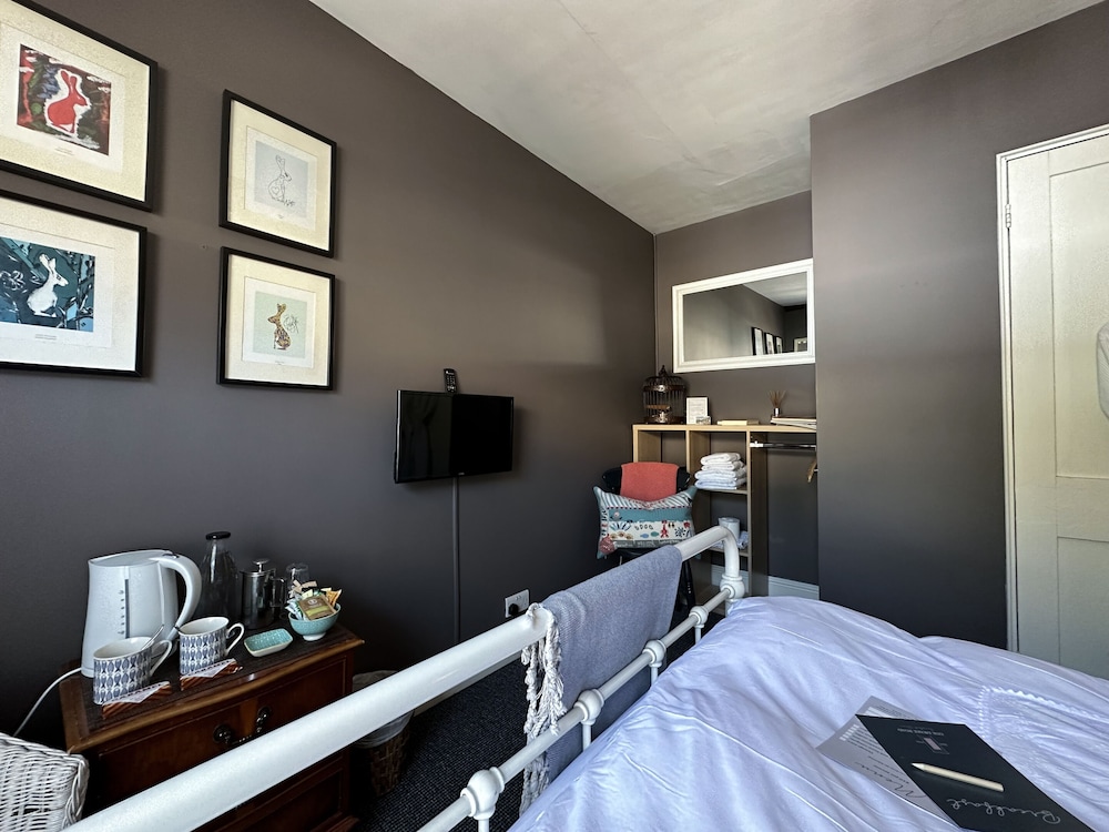 Comfort Double Room, Shared Bathroom, Courtyard View (South Western Main House) photo 3