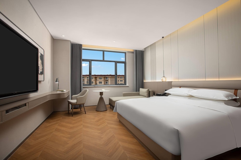 Deluxe Room, 1 King Bed, Smoking
