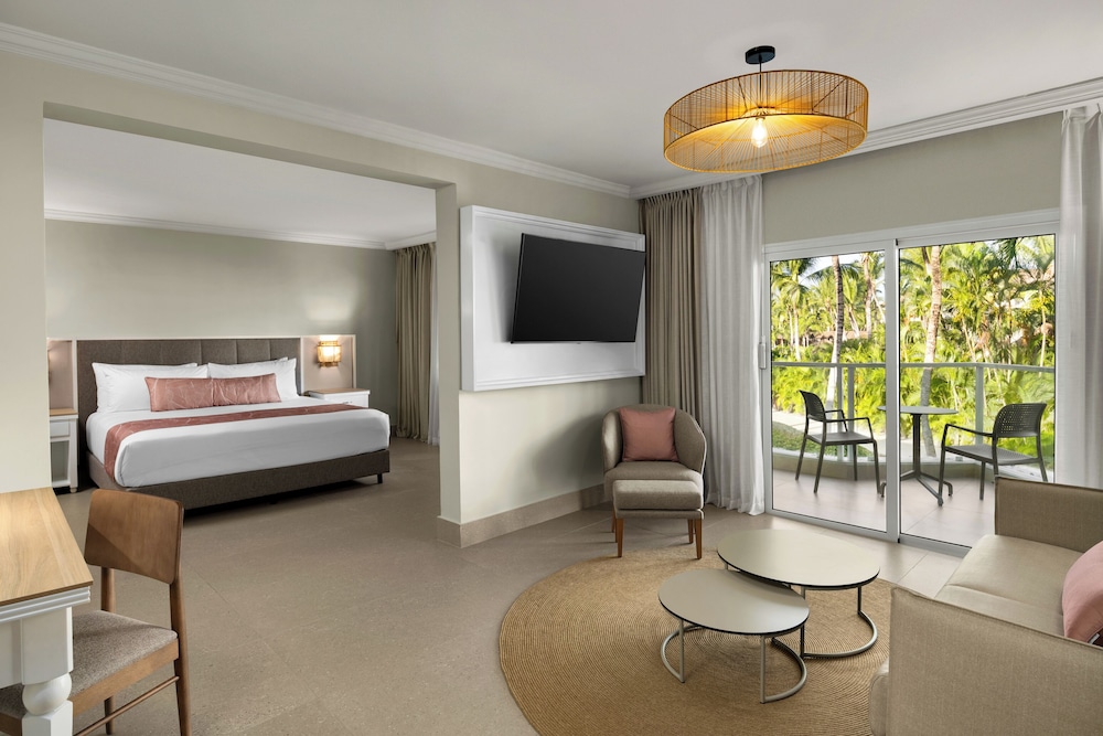 Junior Suite, 1 King Bed With Sofa Bed (tropical View | Club)