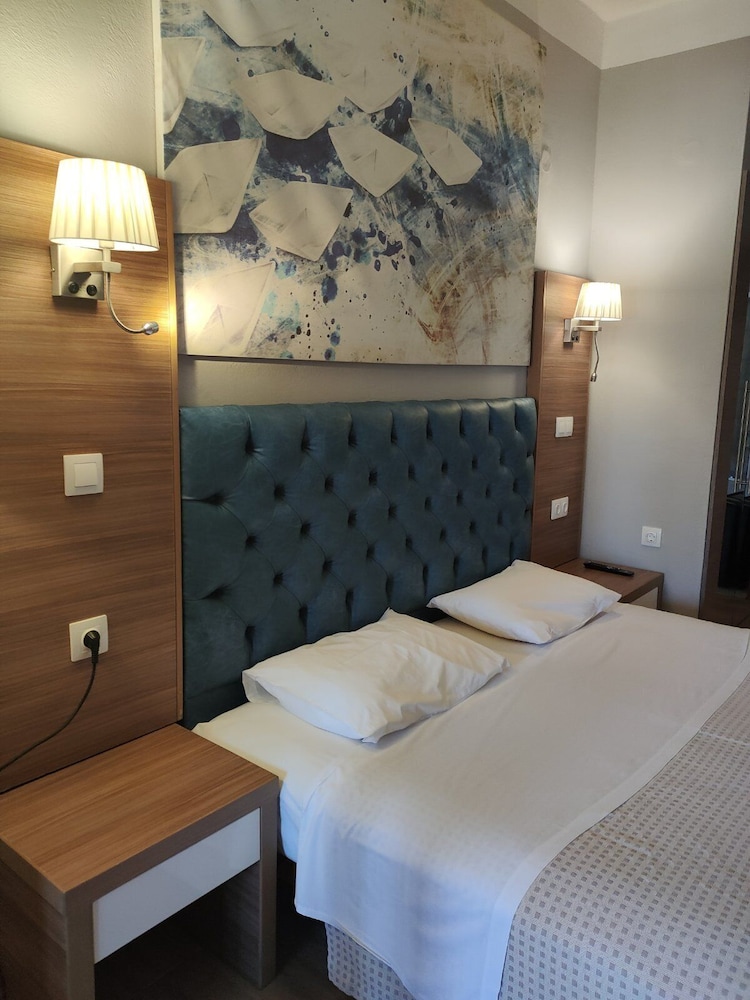 Grand Studio Suite, Pool View photo 1