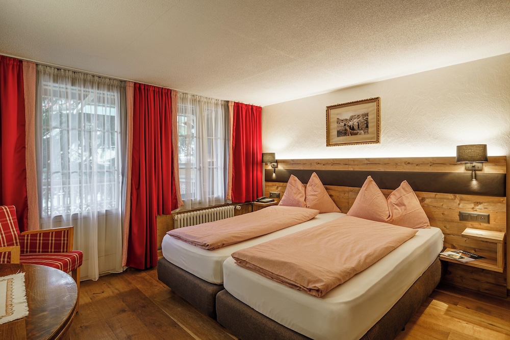 Standard Twin Room (Stammhaus /Chalet Enzian) photo 3