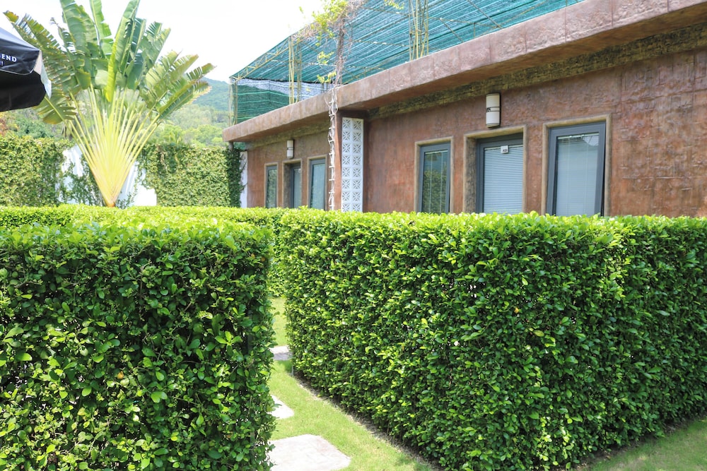 Bungalow with Garden View - Photo 4