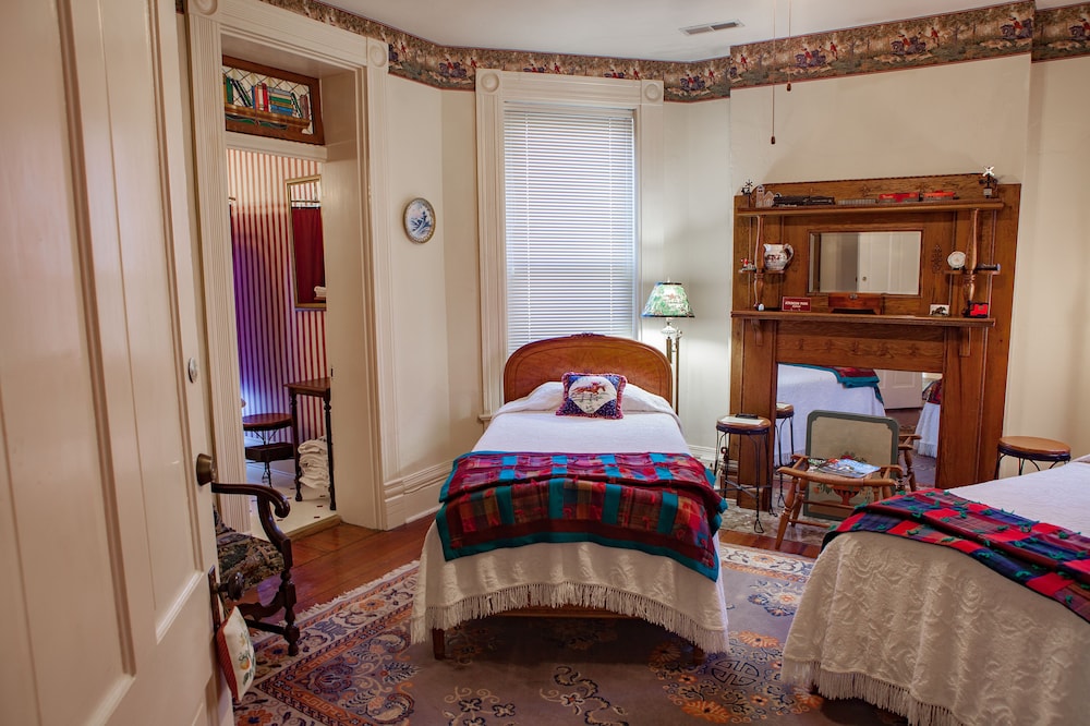 3-Atkinson Park Room photo 1